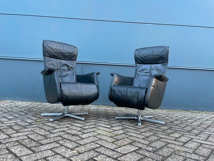 Twee zwarte leren relax fauteuils / relax stoelen draaibaar, Huis en Inrichting, Fauteuils, Ophalen
