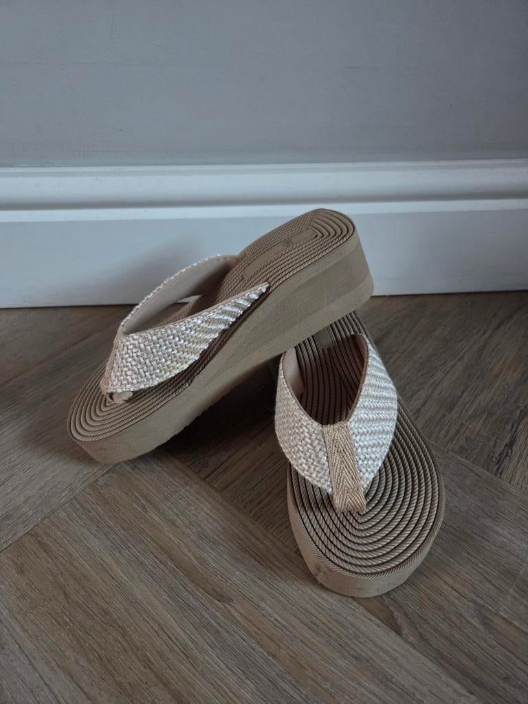 Lichtgewicht zomerse slippers maat 35, Slippers, Beige, Ophalen of Verzenden, Zo goed als nieuw