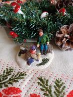 Lemax poppetjes kinderen op bankje met schaatsen, Diversen, Kerst, Ophalen of Verzenden