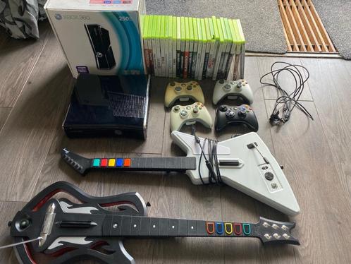 XBOX 360 Zwart 250GB, 4 controllers, 2 gitaren, en 24 games, Spelcomputers en Games, Spelcomputers | Xbox 360, Gebruikt, 250 GB