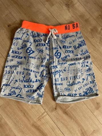 TE KOOP: GRIJZE KORTE BROEK MT 158 ZGAN!! beschikbaar voor biedingen