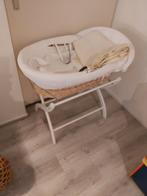 Mooie rotan wieg met standaard, Ophalen, Zo goed als nieuw, Wieg