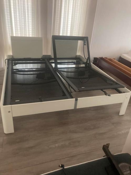 Te koop zeer mooi Auping uitrij bed  met achterwanden 41hoog, Huis en Inrichting, Slaapkamer | Bedden, 180 cm, 200 cm, Wit, Verstelbaar