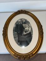 Antieke lijst met rozenornamenten en oude foto., Ophalen of Verzenden