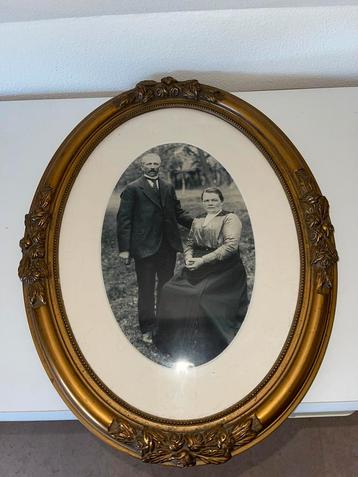 Antieke lijst met rozenornamenten en oude foto. beschikbaar voor biedingen