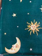 Groene gordijn/decoratie stof met maan en sterren en de zon, Hobby en Vrije tijd, Stoffen en Lappen, 120 cm of meer, Ophalen of Verzenden