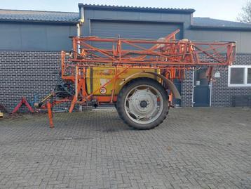 Douven Getrokken Veldspuit 27 meter 2000 liter beschikbaar voor biedingen