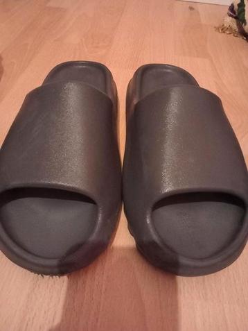  Yeezy slide Onyx originele maat 42 beschikbaar voor biedingen