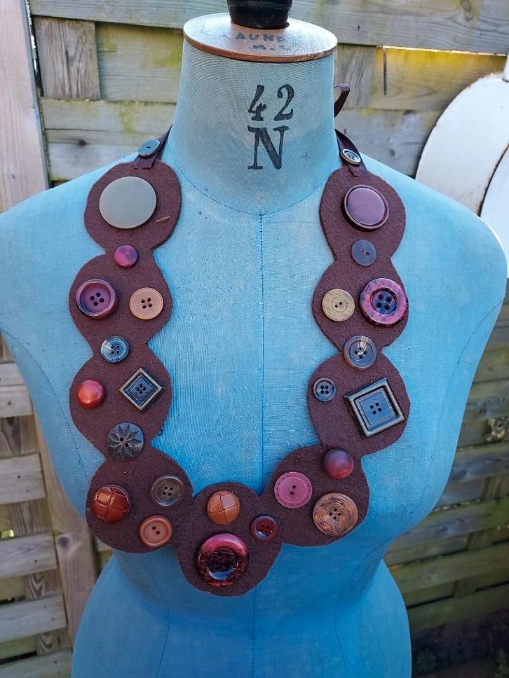 Unieke bruin vilten ketting met variatie aan bruine knopen, Sieraden, Tassen en Uiterlijk, Kettingen, Zo goed als nieuw, Overige materialen