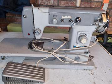 Vintage Youth Naaimachine beschikbaar voor biedingen