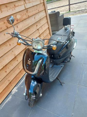 AGM retro scooter – slechts 4389 km gereden beschikbaar voor biedingen