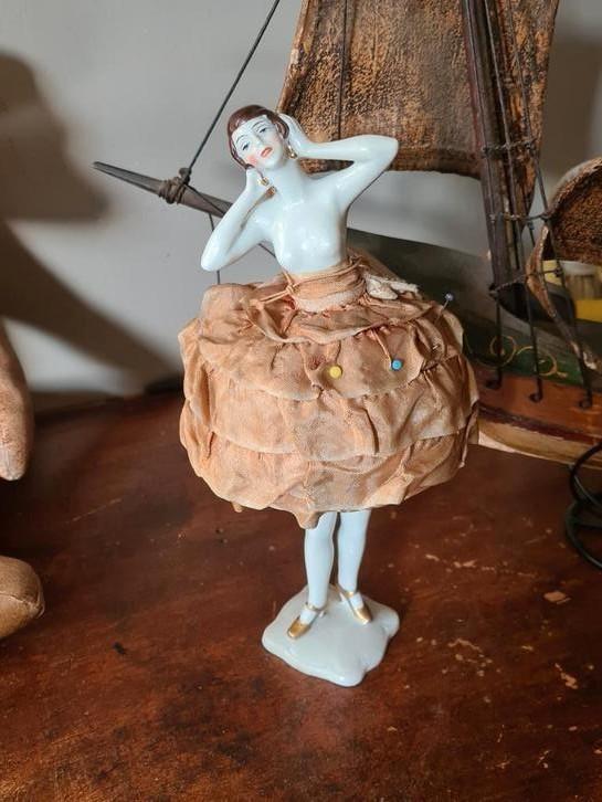 Antieke porseleinen halfdoll speldenkussen., Antiek en Kunst, Antiek | Porselein, Ophalen of Verzenden