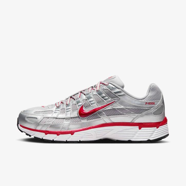 Nike P-6000 ‘Metallic Silver Gym Red’ - maat 42, Kleding | Heren, Schoenen, Nieuw, Sneakers of Gympen, Overige kleuren, Ophalen of Verzenden