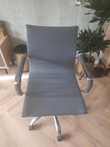 Bureaustoel + Bureautafel beschikbaar voor biedingen