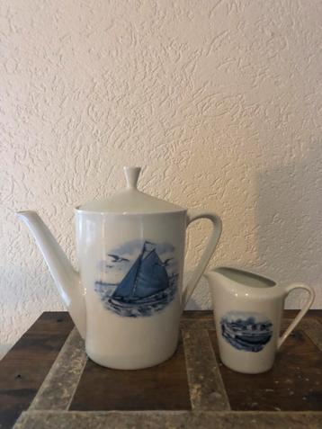Porseleinen Koffiekannetje met Melkbekertje beschikbaar voor biedingen