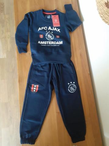 Ajax Trui/Sweater + Jogging Broek. Mt 104-110. Nieuw  beschikbaar voor biedingen