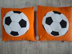 2x Oranje Voetbal Kussens - Mood Collection, Huis en Inrichting, Ophalen of Verzenden, Zo goed als nieuw, Oranje, Vierkant