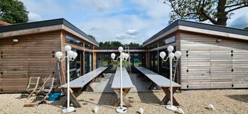 tafels+kleden en verlichting  beschikbaar voor biedingen