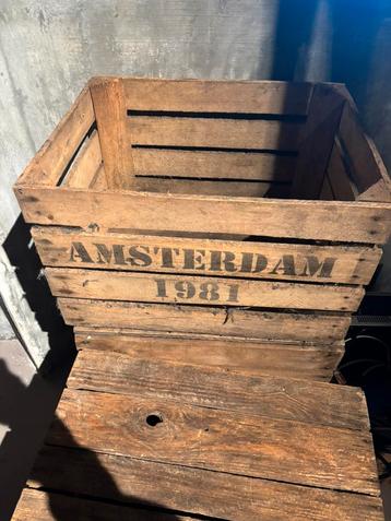 Oude Amsterdamse kratjes. beschikbaar voor biedingen