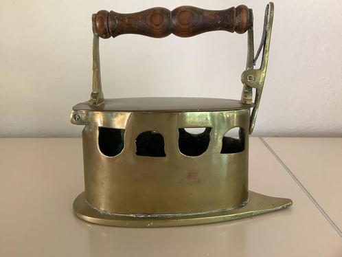 Antieke geelkoperen kolenstrijkijzer, Antiek en Kunst, Antiek | Koper en Brons, Ophalen of Verzenden