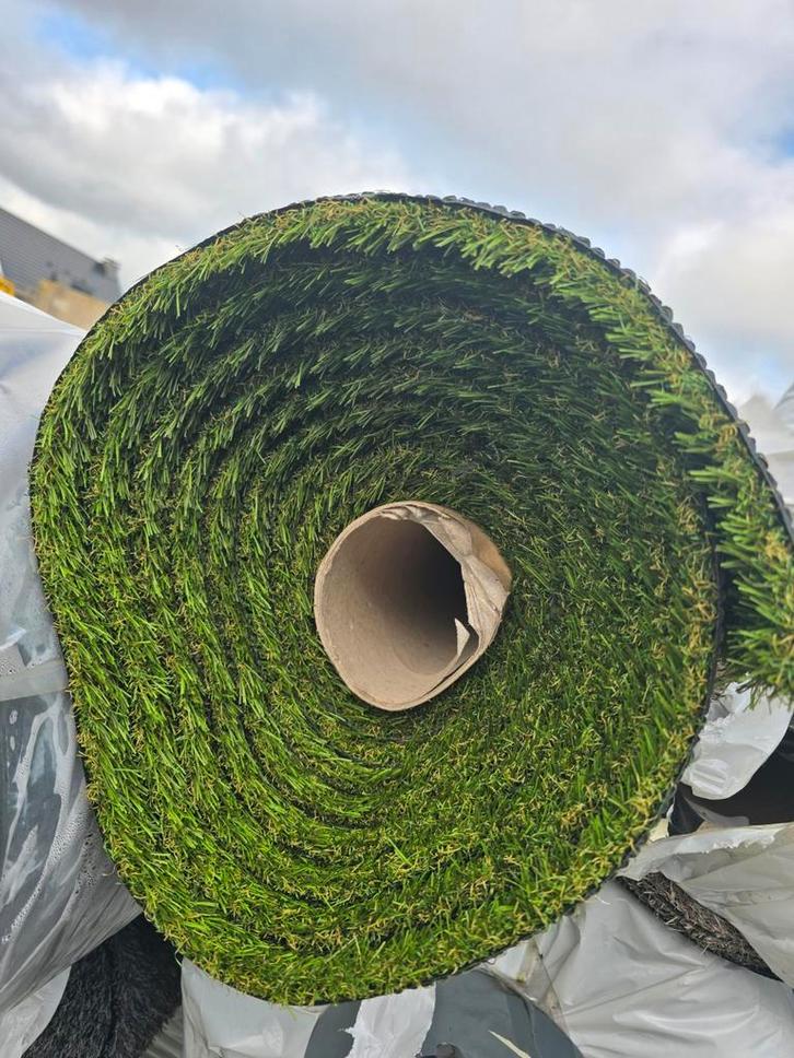 Kunstgras met mosdraad/30mm hoog/4m breed/gelijk af te halen, Tuin en Terras, Gras en Kunstgras, Nieuw, Kunstgras, 20 m² of meer