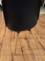 Twee eettafelstoelen en een tafeltje, Ophalen, Zo goed als nieuw, Zwart, Twee