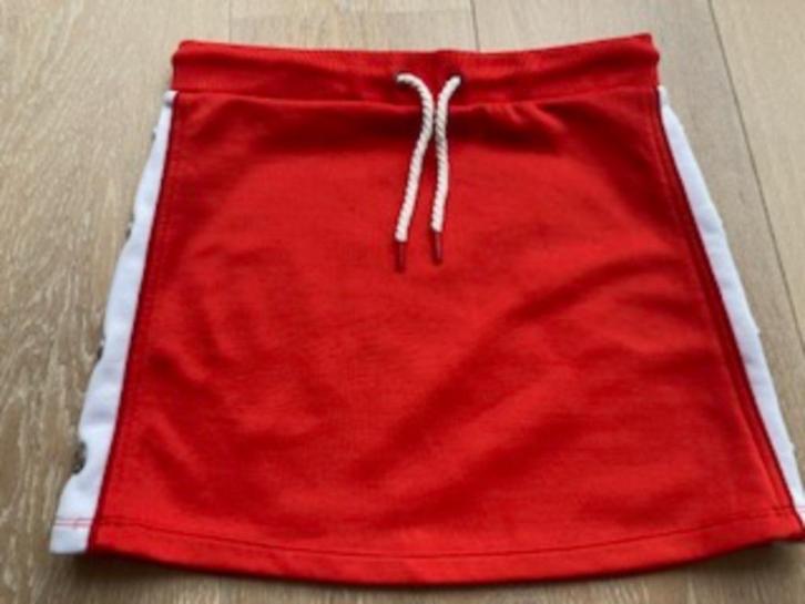 Schattige rode rok met witte streepjes van WE 152, Kinderen en Baby's, Kinderkleding | Maat 152, Zo goed als nieuw, Meisje, Jurk of Rok