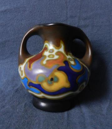 Mooi geoord plateel vaasje Zenith Gouda decor Nancy h 8,8 cm beschikbaar voor biedingen