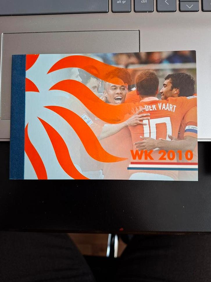 NVPH prestigeboekjes Toon Hermans & WK voetbal 2010, Postzegels en Munten, Postzegels | Nederland, Postfris, Na 1940, Ophalen of Verzenden