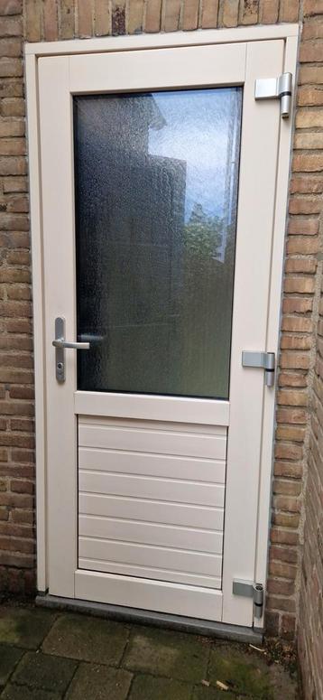 Kunstof buitendeur beschikbaar voor biedingen