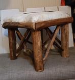 Landelijk krukje met bont - zo goed als nieuw!, Minder dan 50 cm, Vierkant, Minder dan 50 cm, Ophalen of Verzenden