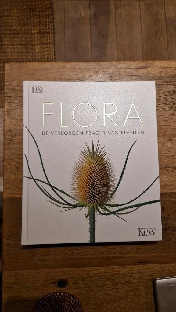Flora: De Verborgen Pracht van Planten, Boeken, Natuur, Zo goed als nieuw, Bloemen, Planten en Bomen, Ophalen of Verzenden