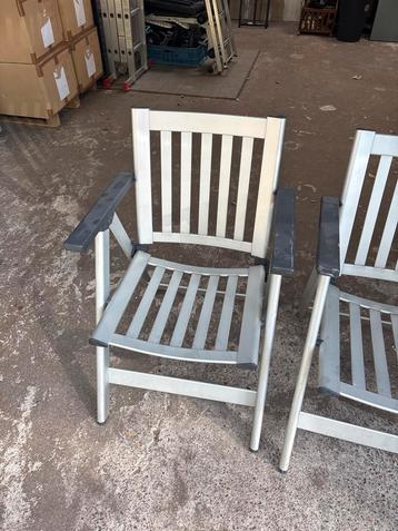 2 Grijze aluminium stoelen beschikbaar voor biedingen