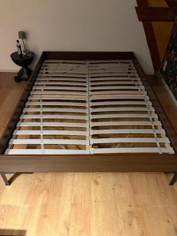 Tweepersoons donkerhouten bed 140x200 - IKEA - afbeelding 1