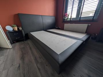 Complete Boxspring 180x200 cm + 2 Nachtkastjes – Antraciet beschikbaar voor biedingen