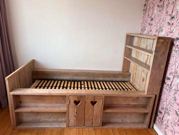 Steigerhouten Kinderbed met Hartjes beschikbaar voor biedingen