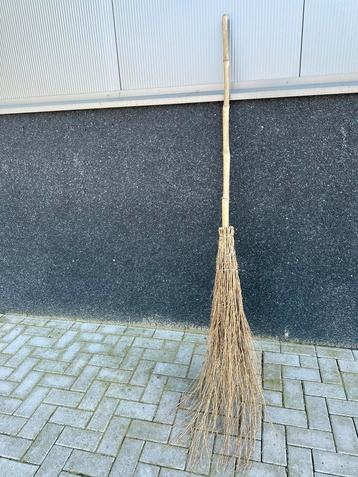 Hekse bezems beschikbaar voor biedingen