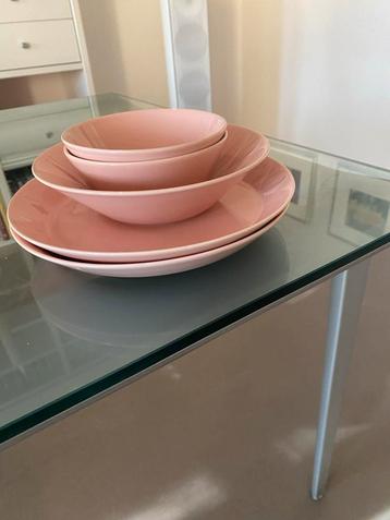 Iittala Roze Borden en Schaaltjes Set beschikbaar voor biedingen