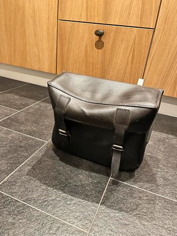 Nette leren brommer tas beschikbaar voor biedingen