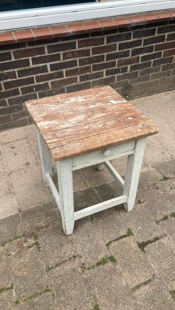 Brocante (bijzet) tafeltje, nachtkastje beschikbaar voor biedingen