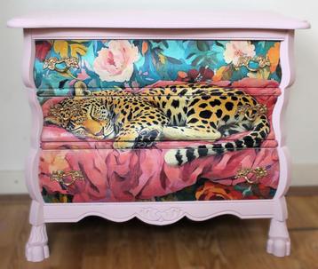 Een roze buikkastje, ladekast Cheetah, luipaard, jaguar beschikbaar voor biedingen