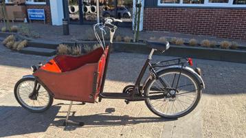 Zwarte Bakfiets beschikbaar voor biedingen