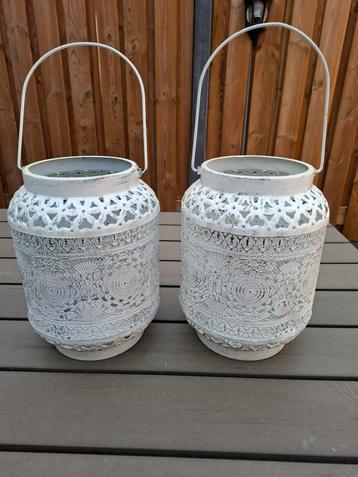 Set van 2 wit metalen lantaarns / windlichten. H 25 cm.   beschikbaar voor biedingen