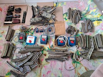 Grote partij met treinrails, Märklin transformatoren,loco's beschikbaar voor biedingen