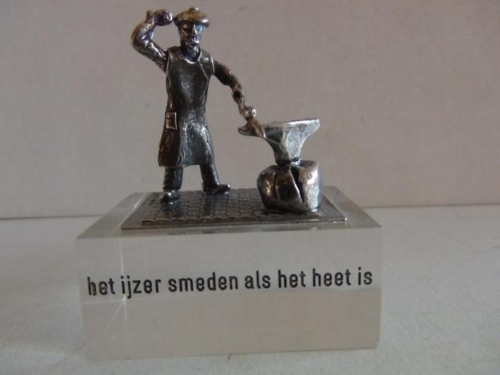 Miniatuur zilver S19g ijzer smid aambeel zilveren miniaturen, Antiek en Kunst, Antiek | Goud en Zilver, Zilver, Ophalen of Verzenden