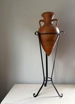 Vintage rustic terra amfora vaas & castiron houder h92cm, Huis en Inrichting, Woonaccessoires | Vazen, Overige kleuren, Aardewerk of Porselein