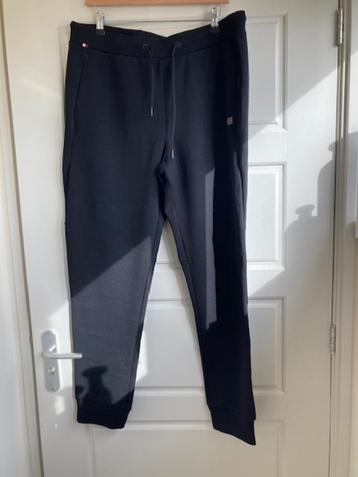 Nieuwe joggingbroek van Tommy Hilfiger in maat XL beschikbaar voor biedingen