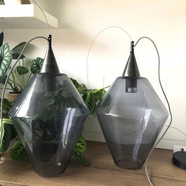 2 prachtige grijs rook glas hang lampen diamant vorm, Huis en Inrichting, Woonaccessoires | Vazen, Zo goed als nieuw, Zwart, 50 tot 75 cm