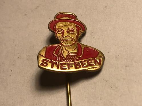 Metalen STIEFBEEN TV-Serie 60-er Jaren Speld (Rood/Messing)., Verzamelen, Speldjes, Pins en Buttons, Zo goed als nieuw, Speldje of Pin