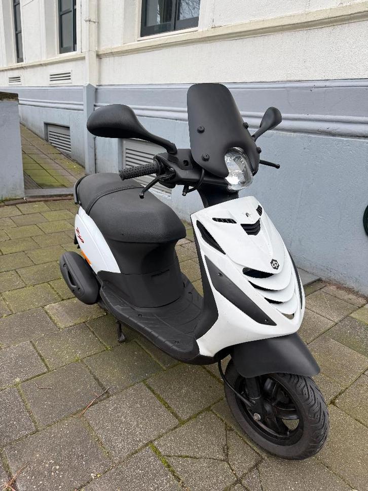 Piaggio Zip snor wit e4 25km 2018 wit sp, Fietsen en Brommers, Snorfietsen en Snorscooters, Gebruikt, Piaggio, Benzine, Ophalen